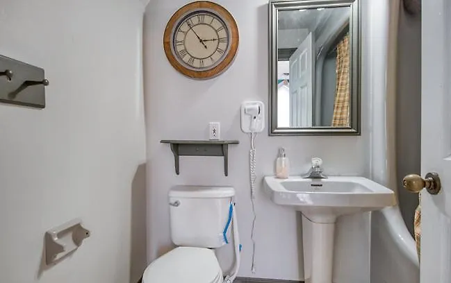 Deluxe Queen Suite